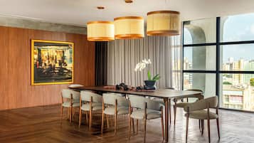 Luxury-Zimmer, 1 King-Bett, Stadtblick | Esszimmer