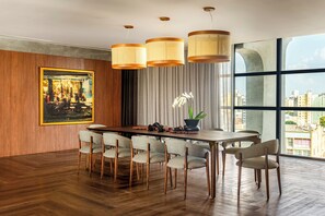 Phòng Cao cấp, 1 giường cỡ king, quang cảnh thành phố | Phòng ăn