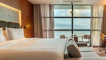 Habitación Confort, 1 cama de matrimonio grande, vistas al río | Minibar, caja fuerte, espacio para trabajar con un portátil