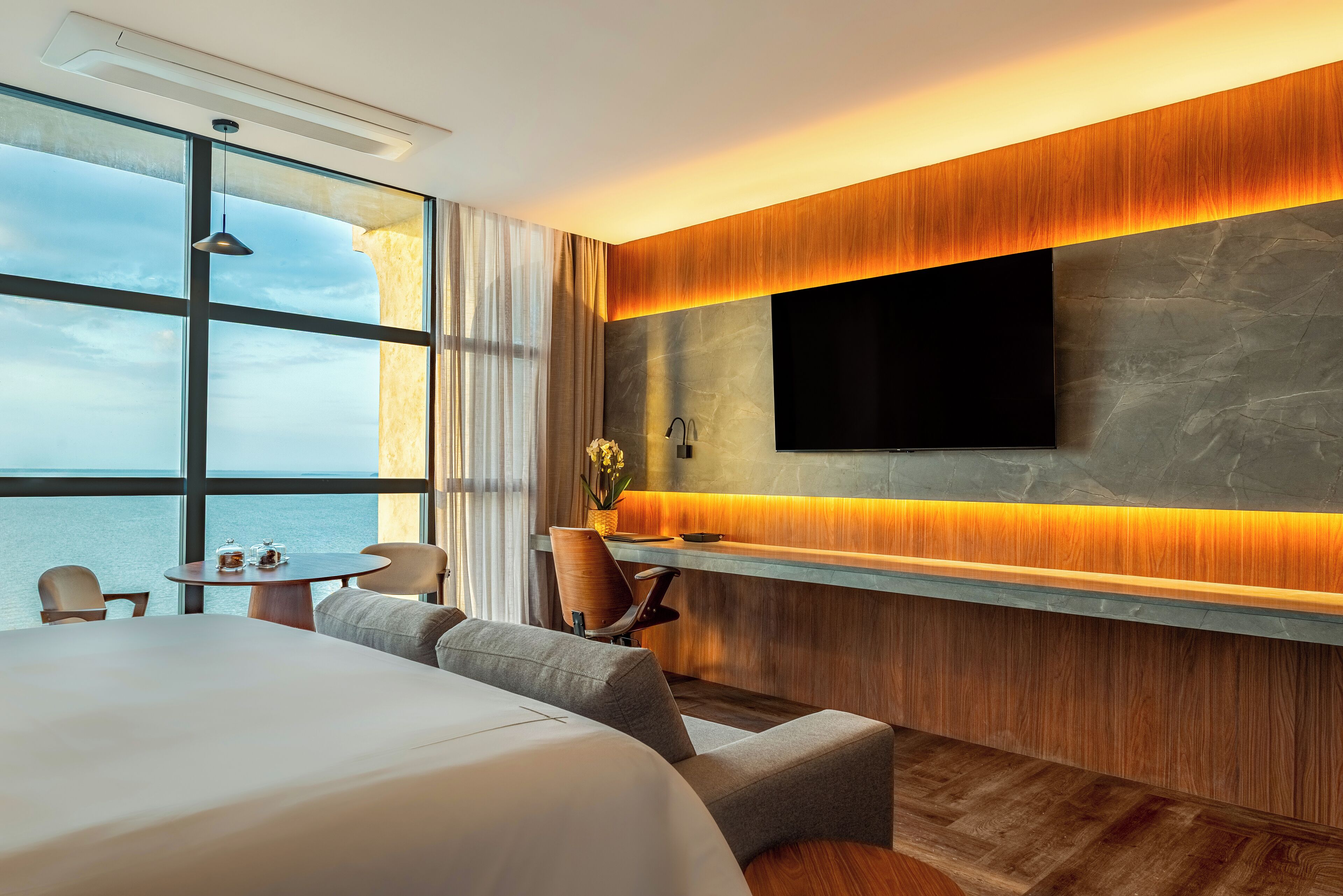 Quarto conforto, 1 cama King, vista para o rio | Frigobar, cofres nos quartos, espaço de trabalho para notebook