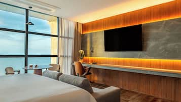 Quarto conforto, 1 cama King, vista para o rio | Frigobar, cofres nos quartos, espaço de trabalho para notebook