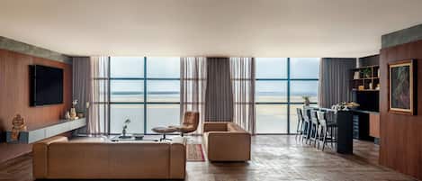 Camera Luxury, 1 letto king, vista città | Area soggiorno | TV al plasma 31 pollici con canali via cavo