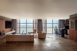 Luxury Room, 1 King Bed, City View | Living area | 31-inch plasma TV with cable channels - Tivoli Maiorana Belém Pará Hotel (Belém)