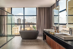 Luxury-Zimmer, 1 King-Bett, Stadtblick | Badezimmer | Dusche, Haartrockner, Hausschuhe, Handtücher