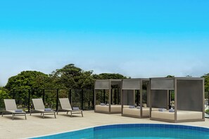 Una piscina al aire libre