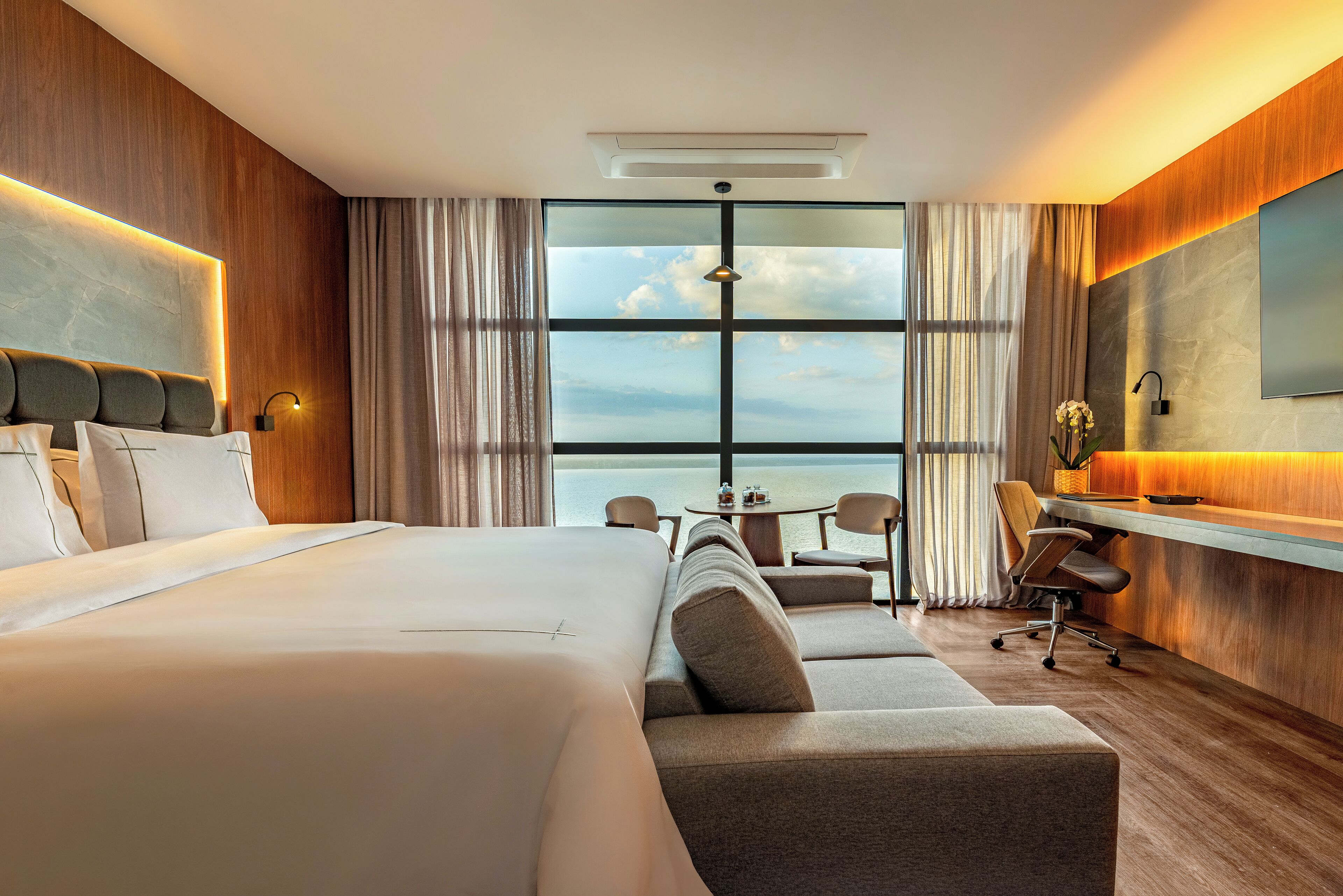 Minibar, brankas, ruang kerja ramah laptop, dan tirai kedap cahaya