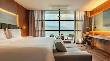 Minibar, brankas, ruang kerja ramah laptop, dan tirai kedap cahaya