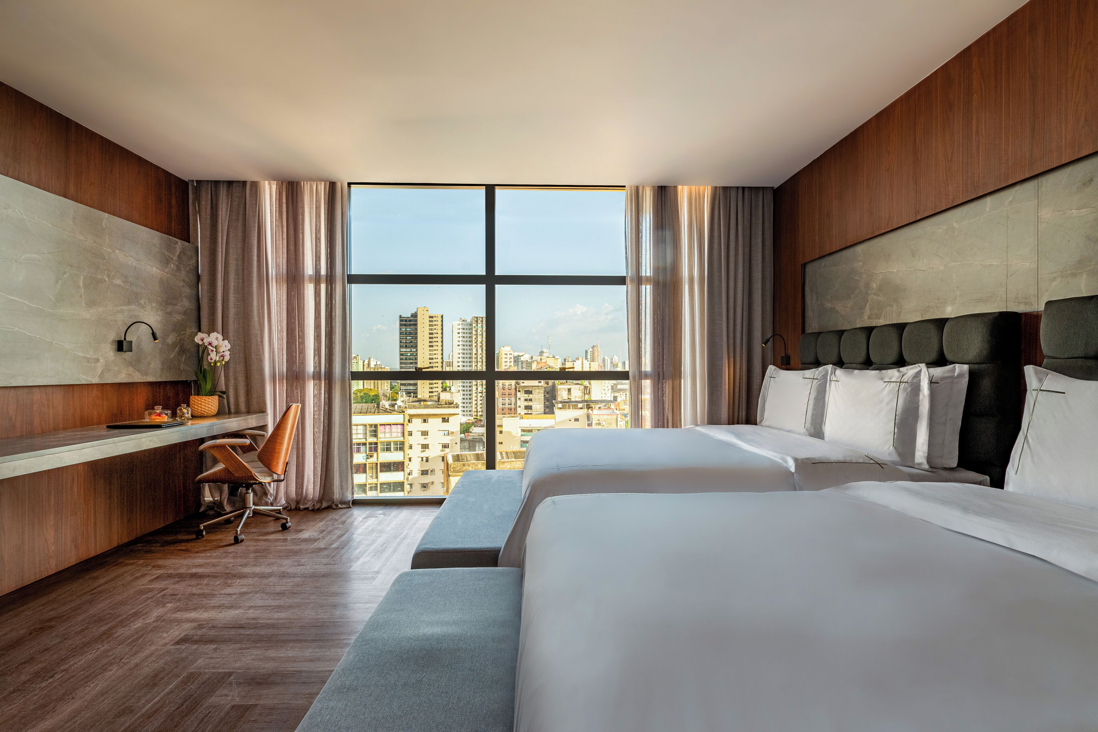 Phòng tiện nghi đơn giản, 2 giường đơn, quang cảnh thành phố | Minibar, két bảo mật tại phòng, khu vực làm việc phù hợp cho laptop 