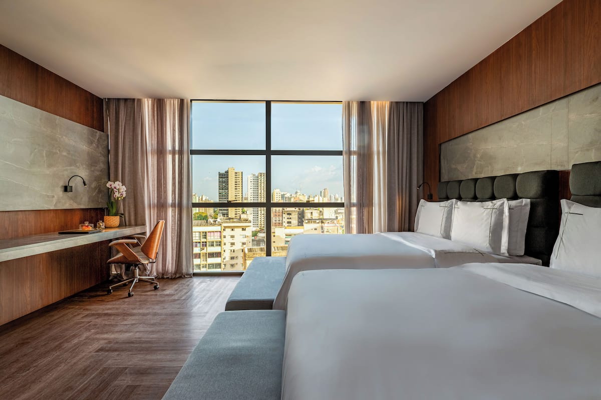 Phòng tiện nghi đơn giản, 2 giường đơn, quang cảnh thành phố | Minibar, két bảo mật tại phòng, khu vực làm việc phù hợp cho laptop