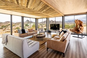 TV - Iconic 7,000sf Glass Villa + Soaking Pool (Pioneertown)