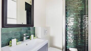 Appartement | Salle de bain | Sèche-cheveux, serviettes fournies, shampoing