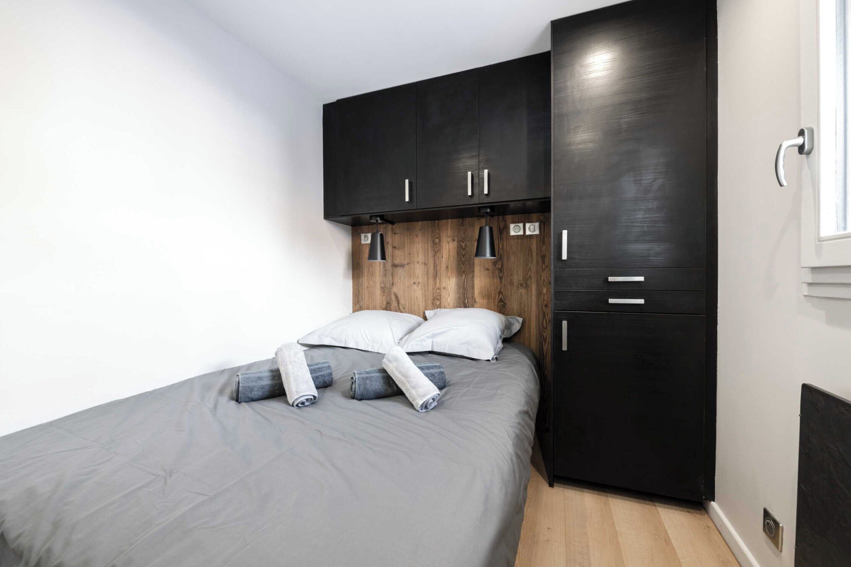 2 bedrooms, laptop workspace, iron/ironing board, bed sheets