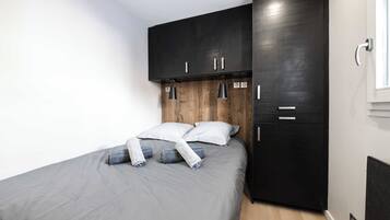 2 bedrooms, laptop workspace, iron/ironing board, bed sheets