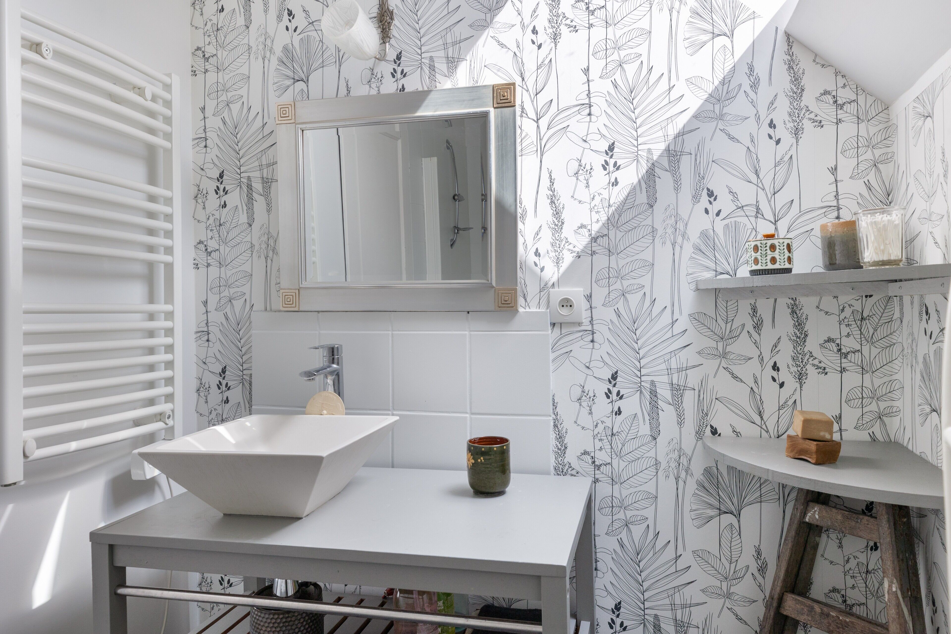 Douche, sèche-cheveux, serviettes fournies