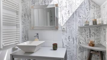 Douche, sèche-cheveux, serviettes fournies