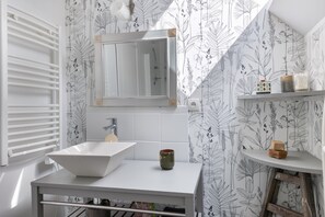 Douche, sèche-cheveux, serviettes fournies