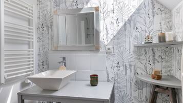 Een douche, een haardroger, handdoeken