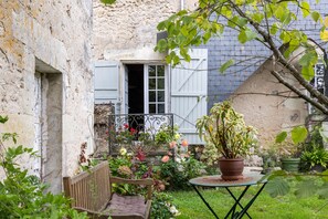 Terrace/patio - Guest Room 'Le Clocher' with Shared Garden and Wi-Fi (Cléré les Pins)