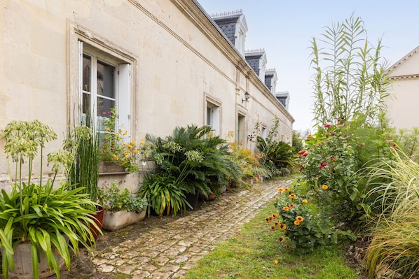Exterior detail - Guest Room 'La Mansarde' with Shared Garden and Wi-Fi (Cléré les Pins)