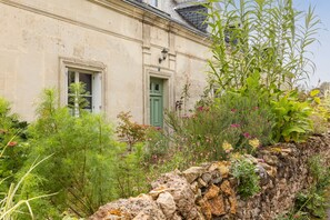 Exterior detail - Guest Room 'La Mansarde' with Shared Garden and Wi-Fi (Cléré les Pins)
