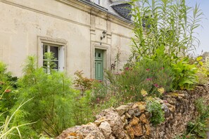 Exterior detail - Guest Room 'La Mansarde' with Shared Garden and Wi-Fi (Cléré les Pins)