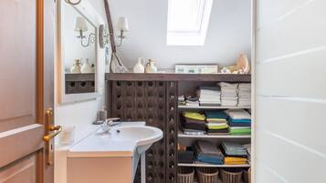 Regadera, secadora de cabello, toallas