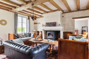 DVD player - Guest Room 'La Mansarde' with Shared Garden and Wi-Fi (Cléré les Pins)