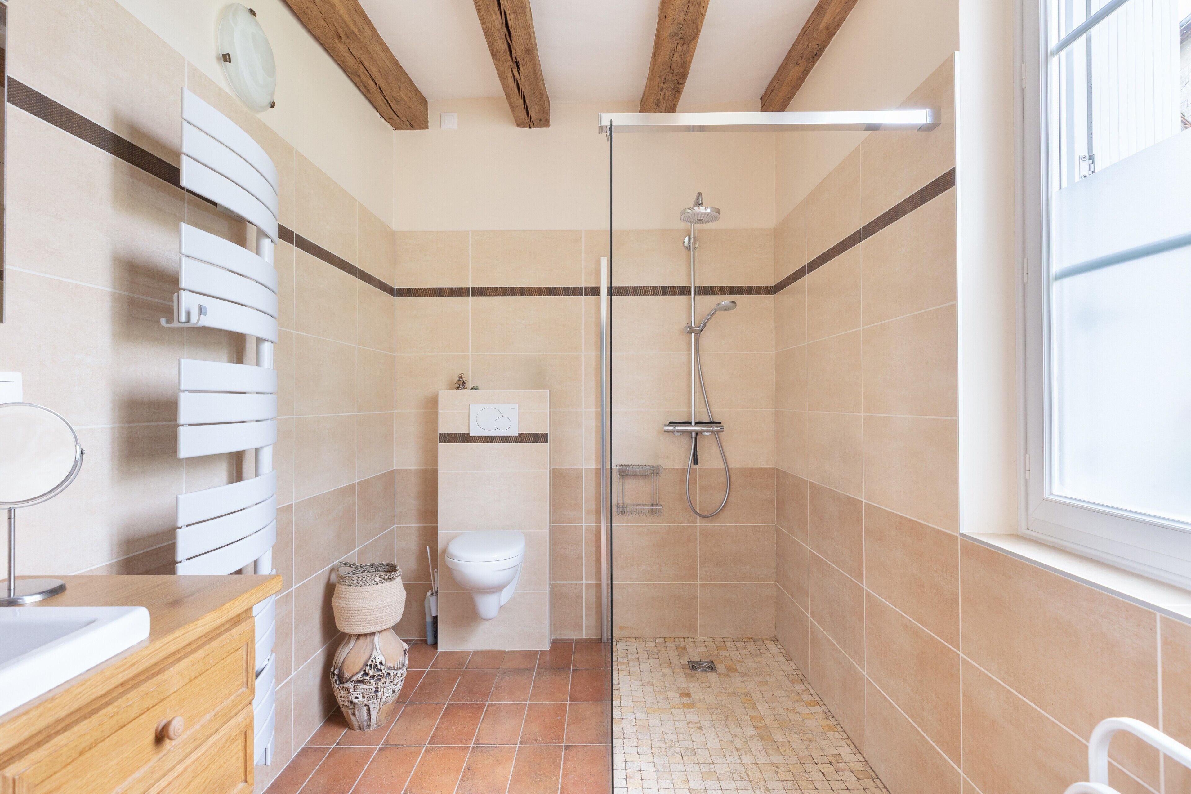 Regadera, secadora de cabello, toallas 