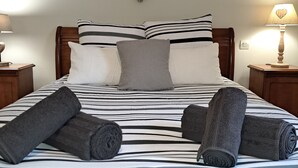 A bed with striped bedding, two pillows, a heart-shaped decoration on the wall, and two bedside lamps. - Laurette - Family home, Somme Valley (Sailly-Laurette)