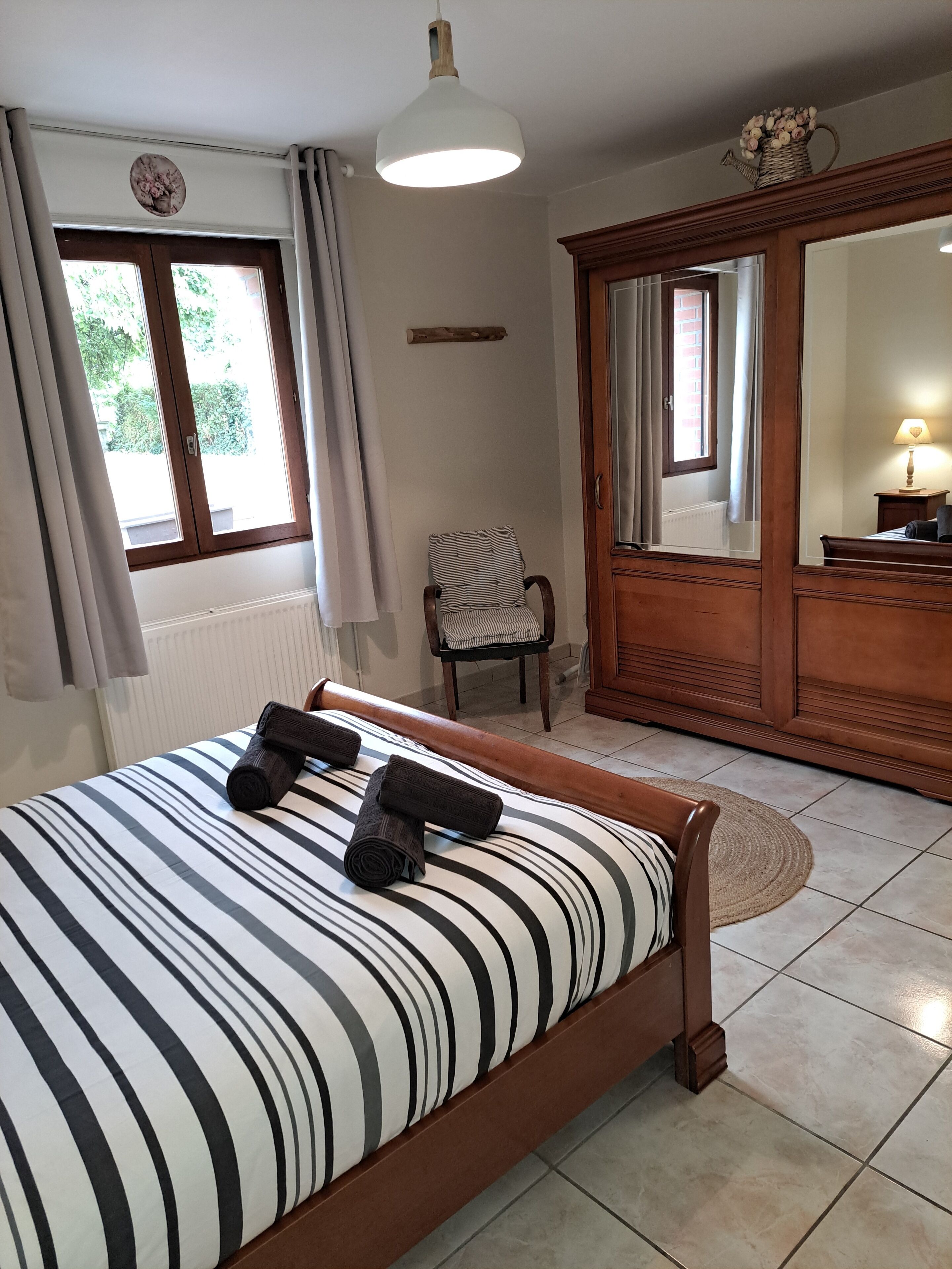 3 habitaciones, tabla de planchar con plancha, wifi y ropa de cama 