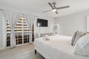 3 bedrooms, iron/ironing board, WiFi, bed sheets - Shores Retreat. Waterfront pool Home near the airport (Tampa)