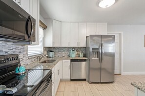 Private kitchen - Shores Retreat. Waterfront pool Home near the airport (Tampa)
