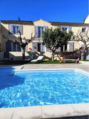 House in the South of France with swimming pool. Close to town center, ideal for families