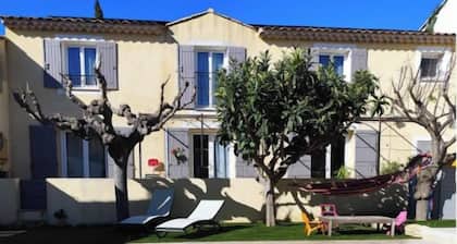 House in the South of France with swimming pool. Close to town center, ideal for families