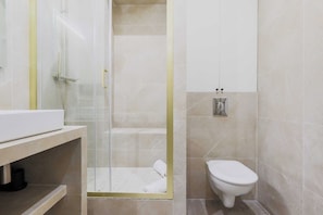 Appartement | Badkamer | Een haardroger, handdoeken, shampoo