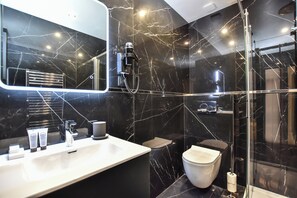 公寓 | 浴室 | 吹風機、毛巾、洗髮精