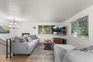 Smart-tv, bordsfotboll, ett bordtennisbord och kontor