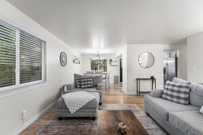 Smart-tv, bordsfotboll, ett bordtennisbord och kontor