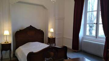 7 chambres, fer et planche à repasser, Wi-Fi, draps fournis