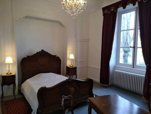 7 bedrooms, iron/ironing board, WiFi, bed sheets - 15th century castle, up to 15 pax, pool and park (Artonne)