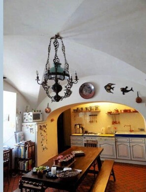 Dining - 15th century castle, up to 15 pax, pool and park (Artonne)