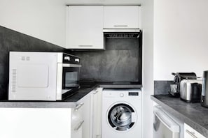 Private kitchen - Cozy Apartment 2bdr/5p - in the Heart of Suresnes (Suresnes)