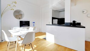 Unclassified image, 5 of 12, button - Cozy Apartment 2bdr/5p - in the Heart of Suresnes (Suresnes)