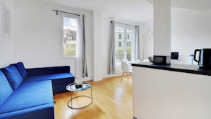 Unclassified image, 4 of 12, button - Cozy Apartment 2bdr/5p - in the Heart of Suresnes (Suresnes)