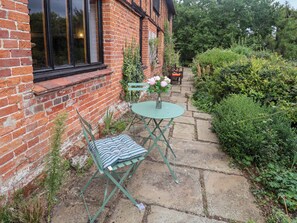 Outdoor dining - Keirs Cottage (Beccles)