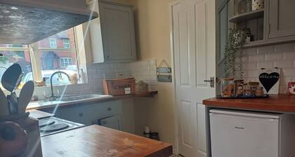3 Bed House - Sleeps 5 - Pets - Parking
