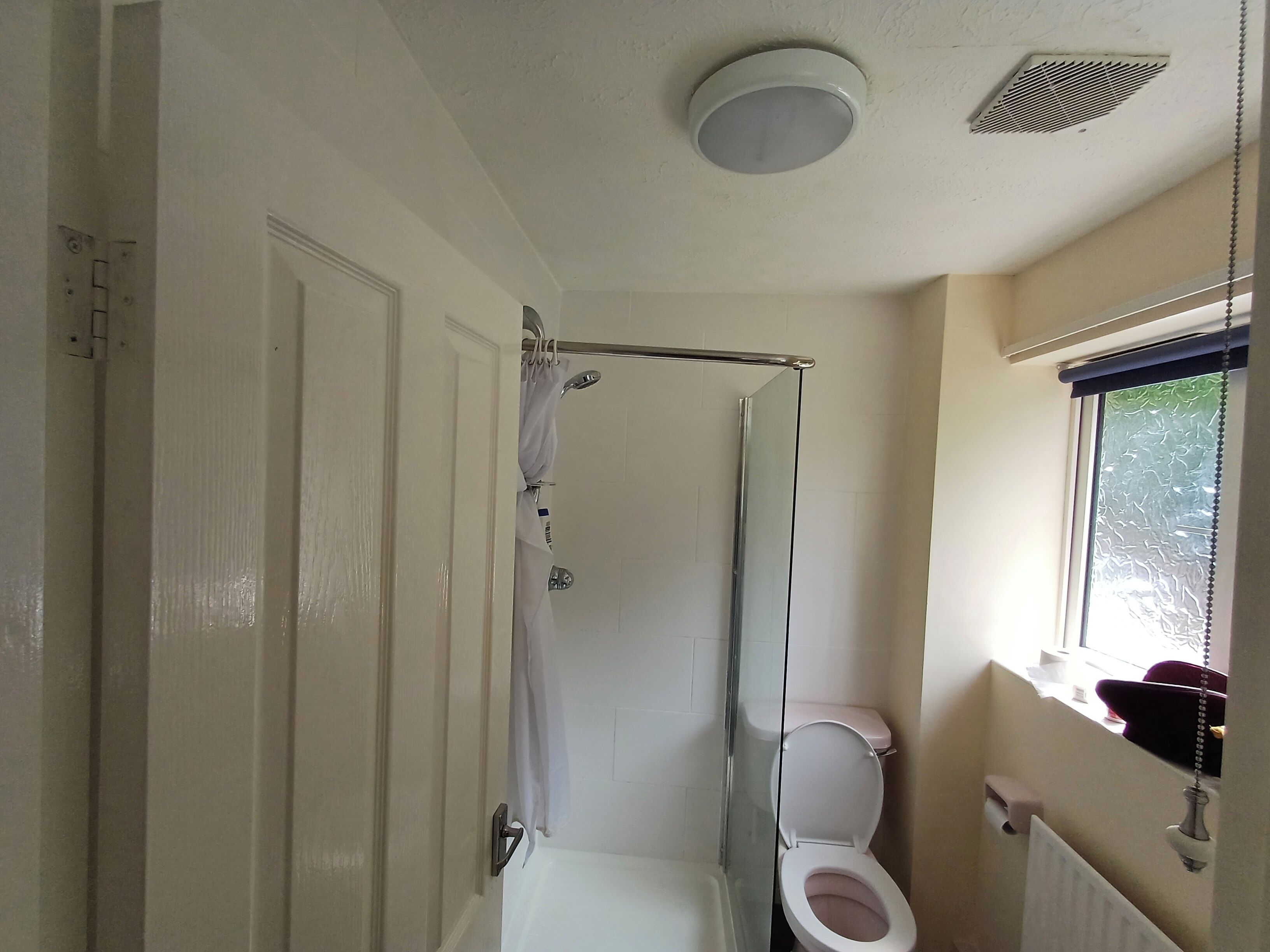 Suihku, syvä kylpyamme, pyyhkeet