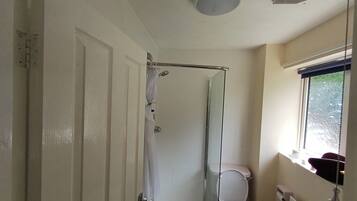 Suihku, syvä kylpyamme, pyyhkeet