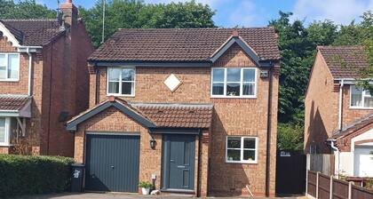 3 Bed House - Sleeps 6 - Pets - Parking - Wifi