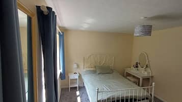 3 bedrooms, iron/ironing board, bed sheets